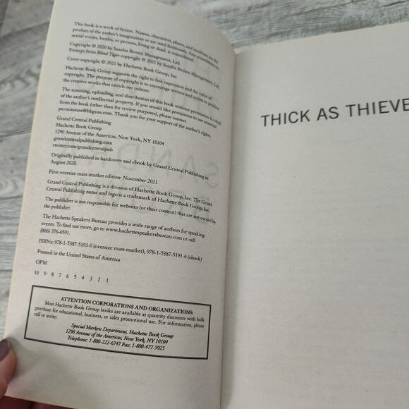 THICK AS THIEVES Sandra Brown Paperback 2021 1st Oversize Mass Market‎ Edition - Picture 3 of 12